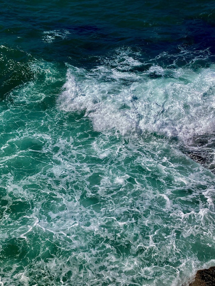 https://www.pexels.com/photo/turquoise-ocean-waves-crashing-on-a-beach-34249255/